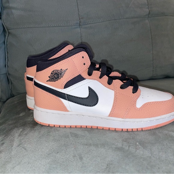 Jordan 1 Mid Pink Quartz (GS) - Picture 3 of 5